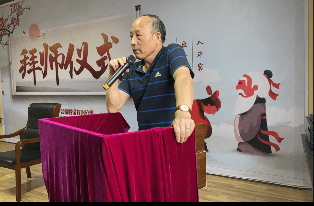  師徒共攜手 光輝耀三峰