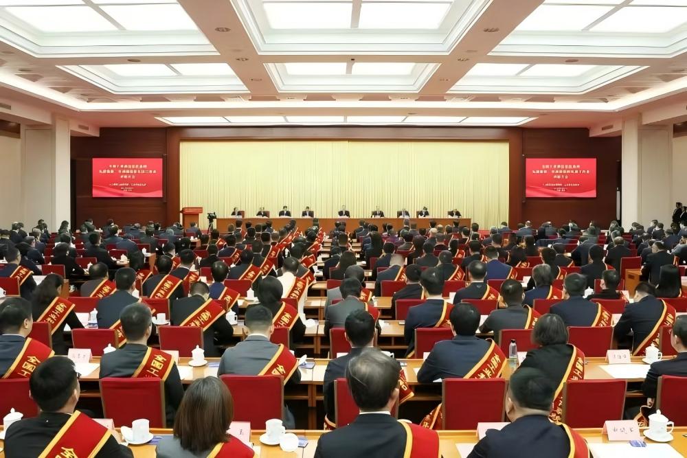 董事長(zhǎng)熊俊杰榮獲“全國(guó)工業(yè)和信息化系統(tǒng)勞動(dòng)模范”稱(chēng)號(hào)！